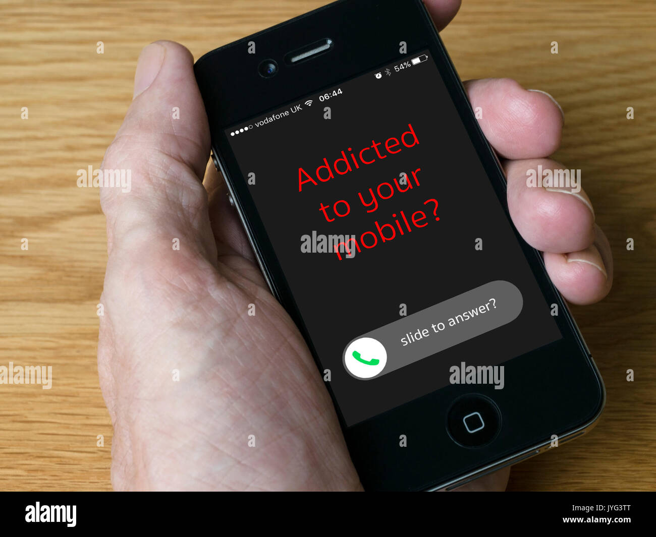 Handheld iPhone Handy zeigt Meldung "Süchtig nach Handy?" Konzept Bild. Stockfoto