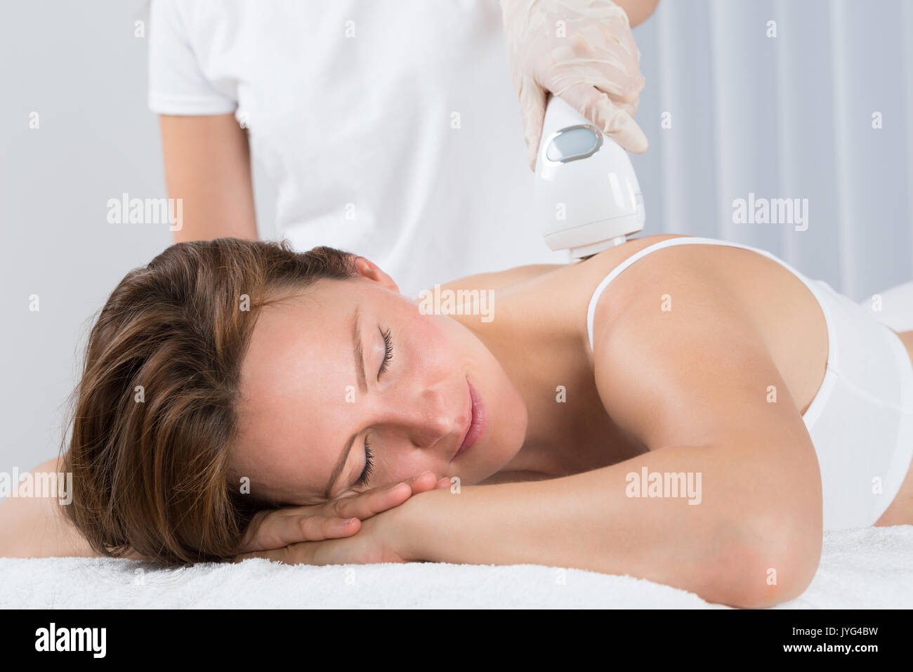 Junge schöne Frau, Epilation Laser Behandlung Stockfoto