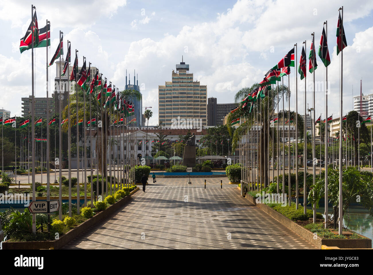 Kenianische flags Futter Kenyatta International Convention Center KICC Platz mit Gebäude im Hintergrund, Nairobi, Kenia Stockfoto