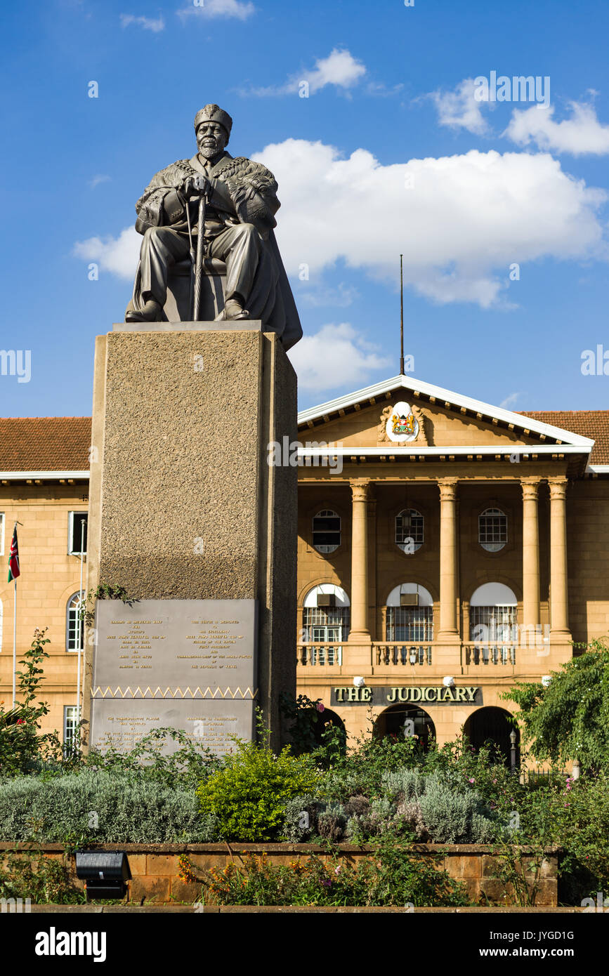 Jomo Kenyatta Statue mit Supreme Court im Hintergrund, Nairobi, Kenia