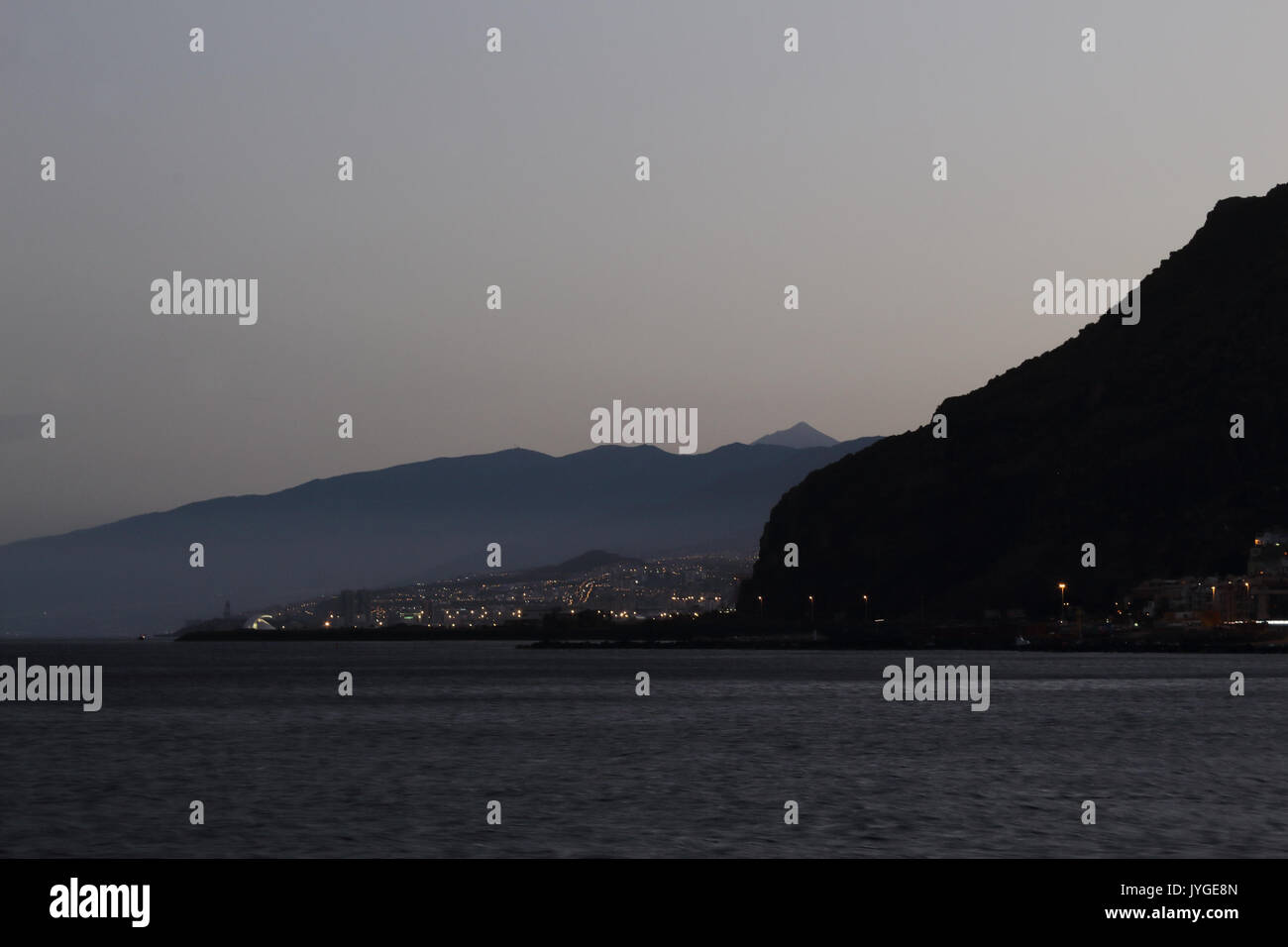 Ein San Andres und Santa Cruz Landschaft von Las Teresitas Strand der Insel Teneriffa im Sunset Stockfoto