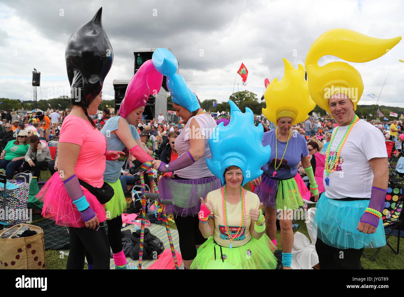 Henley-on-Thames, Oxfordshire, UK. 19 August, 2017. Tausende von Jecken genießen Sie sich eifrig die live Musik der 80er Jahre warten in diesem Jahr auf der Rücklauf Festival South 2017 an seinem ersten Tag Quelle: Uwe Deffner/Alamy leben Nachrichten Stockfoto