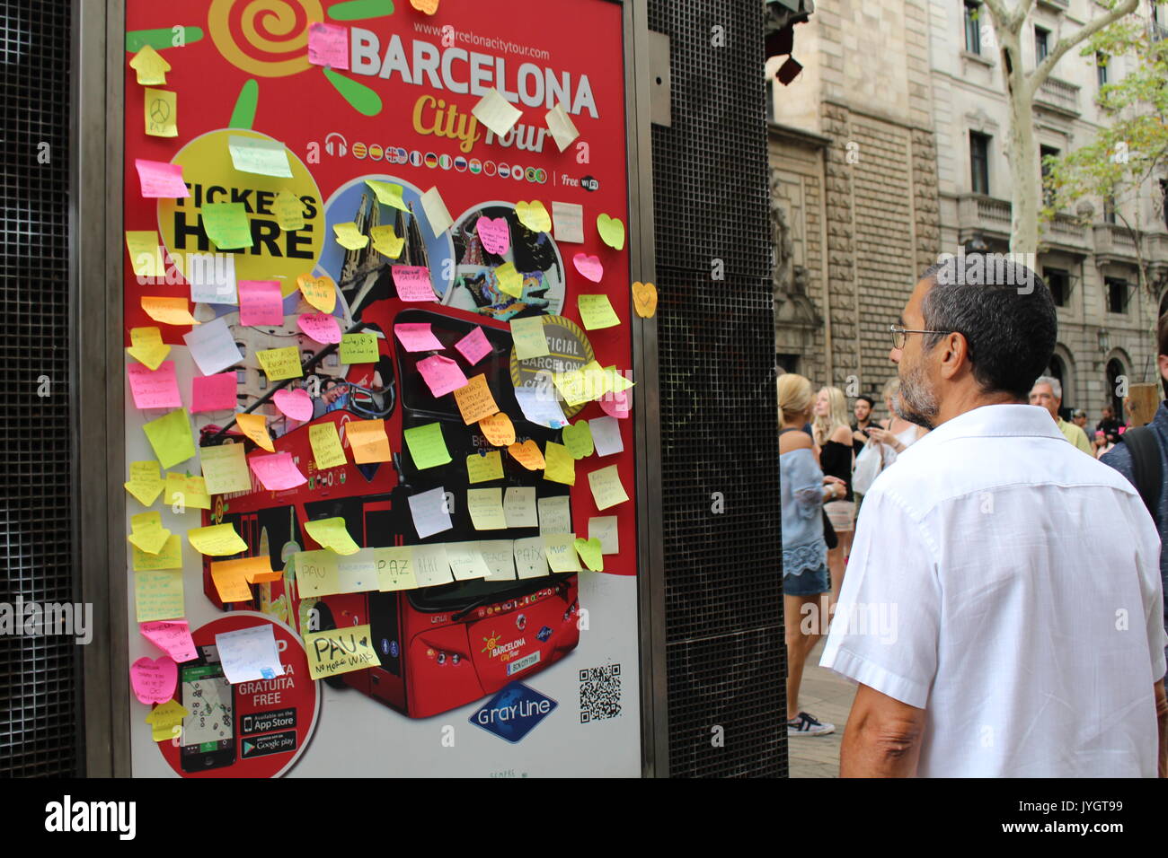 Barcelona, Spanien. 19 August, 2017. Einheimische und Touristen Nachrichten Kondolenzbuch für die Opfer der terroristischen Angriff auf den Ramblas Credit: Dino Geromella/Alamy Live News Credit: Dino Geromella/Alamy leben Nachrichten Stockfoto