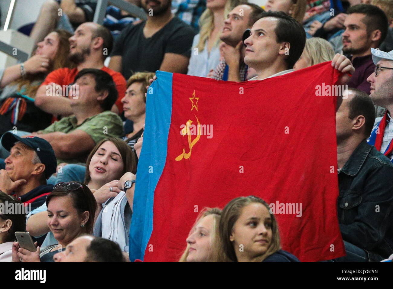 Moskau, Russland. 18 Aug, 2017. CSKA Moskau Fans root für Ihr Team in der Moskauer Bürgermeister Eishockey Cup Match gegen Dynamo Moskau von Megasport Arena. Credit: Sergei Bobylev/TASS/Alamy leben Nachrichten Stockfoto