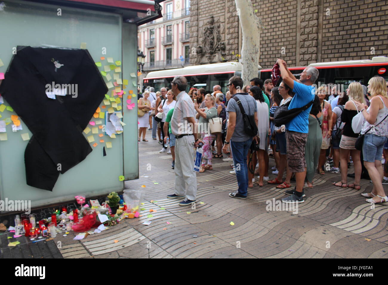 Barcelona, Spanien. 19 August, 2017. Einheimische und Touristen Nachrichten Kondolenzbuch für die Opfer der terroristischen Angriff auf den Ramblas Credit: Dino Geromella/Alamy Live News Credit: Dino Geromella/Alamy leben Nachrichten Stockfoto