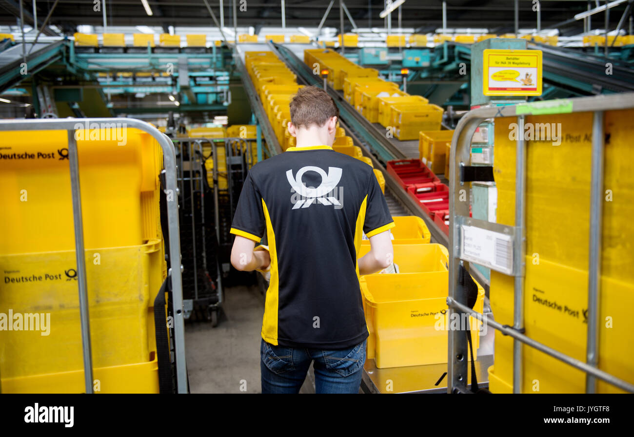 Ein Mitarbeiter der Deutschen Post AG (Deutsche Post) erfahrenem Service im Briefzentrum Altona in Hamburg, Deutschland, 18. August 2017. Foto: Daniel Reinhardt/dpa Stockfoto