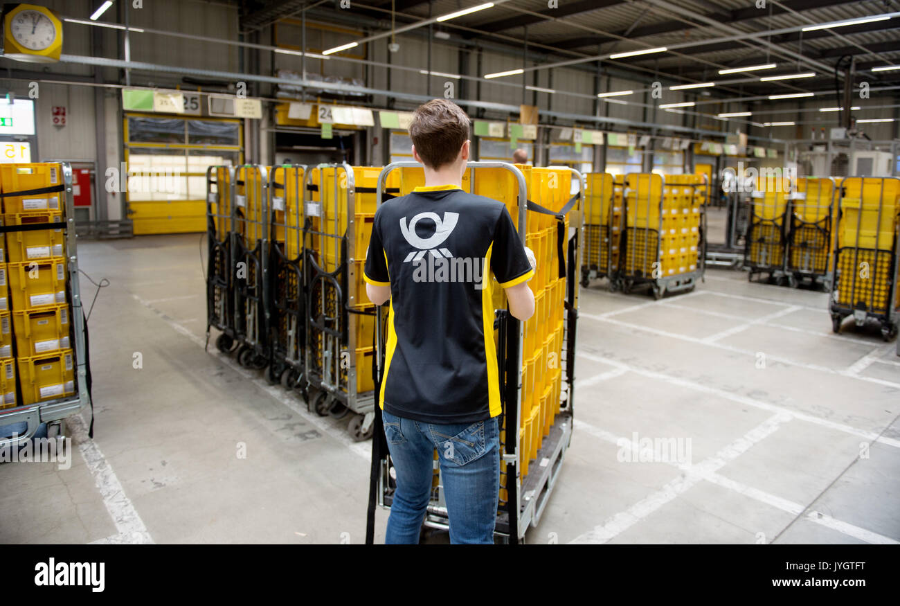 Ein Mitarbeiter der Deutschen Post AG (Deutsche Post) arbeitet im Briefzentrum Altona in Hamburg, Deutschland, 18. August 2017. Foto: Daniel Reinhardt/dpa Stockfoto