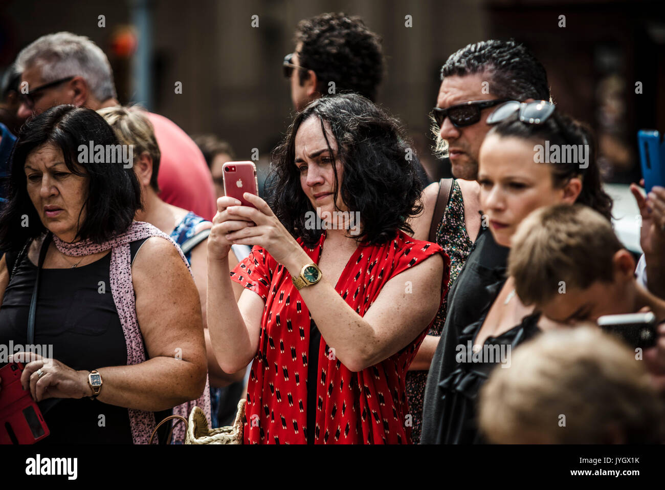 Barcelona, Spanien. 19. August 2017: Trauernde für einen Moment innehalten zu einem provisorischen Denkmal auf der Oberseite des Joan Míro Mosaik in Las Ramblas, der Website, wo ein Wagen zum Stillstand nach einem 550 Meter langen Dschihadistischen terror Reise kam. 13 Tote und fast 80 Verletzte, 15 ernst, als der van Riss durch die Menge der Credit: Matthias Oesterle/Alamy leben Nachrichten Stockfoto