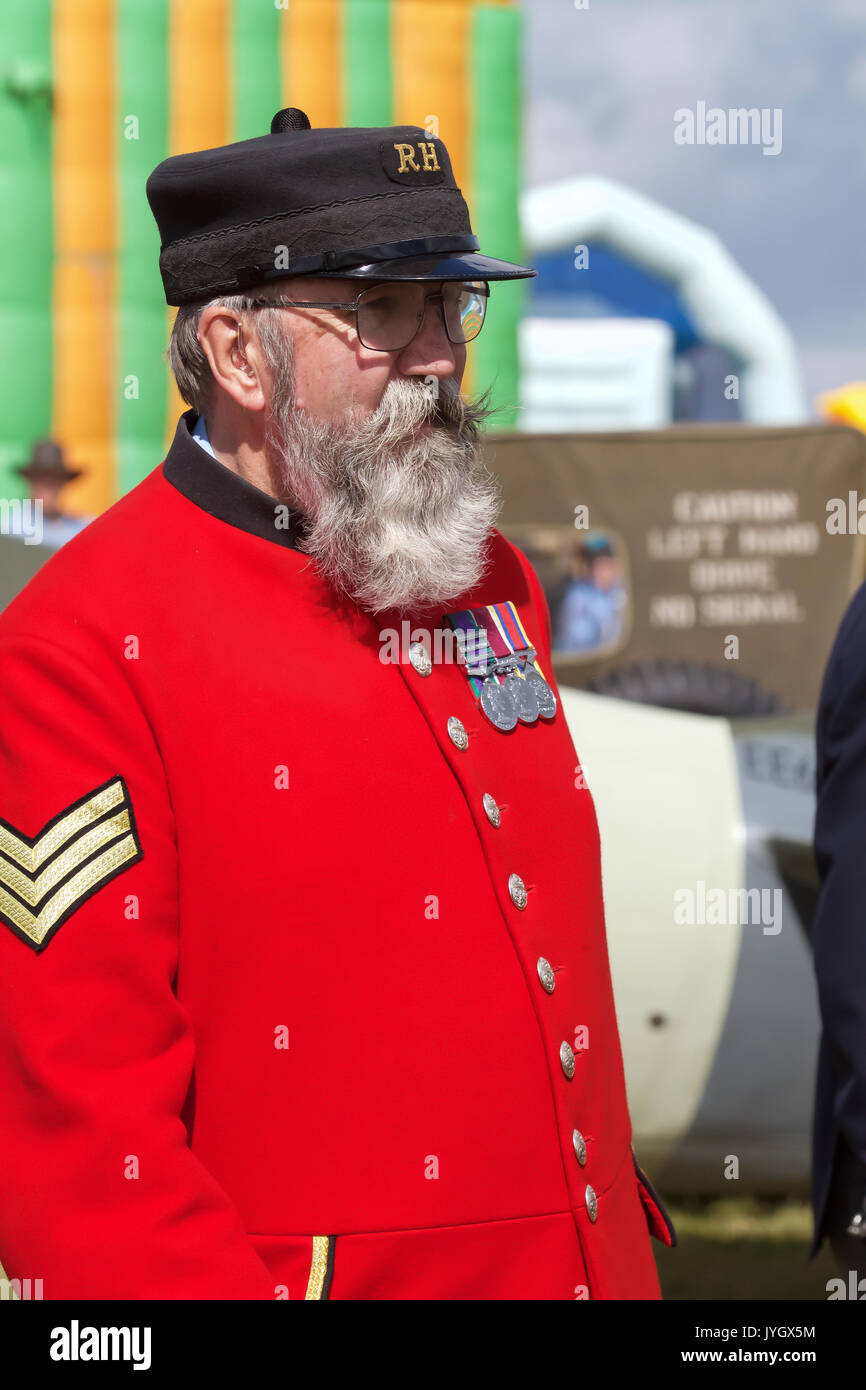 Biggin Hill, Großbritannien. 19 Aug, 2017. Chelsea Rentner besuchen das Festival der Flug feiert 100 Jahre Biggin Hill Airport. Credit: Keith Larby/Alamy leben Nachrichten Stockfoto