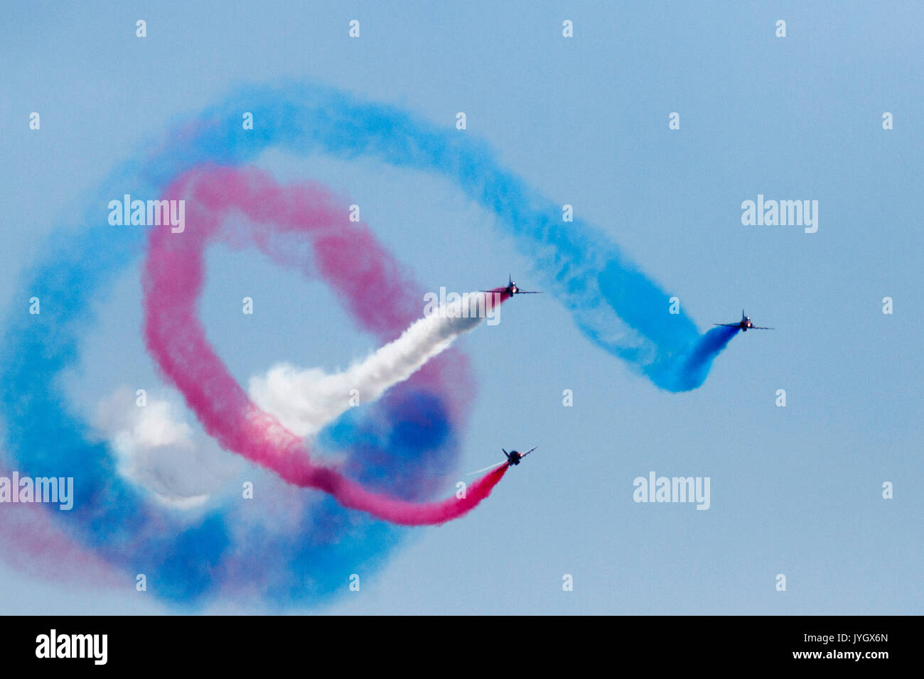 Eastbourne, Großbritannien. 19 Aug, 2017. UK Wetter. Menschenmassen strömten an die Küste der 3. Tag der Eastbourne air show, auch bekannt als Airbourne zu sehen. Die roten Pfeile auf eine erstaunliche Anzeige. Eastbourne, East Sussex, UK Credit: Ed Brown/Alamy leben Nachrichten Stockfoto