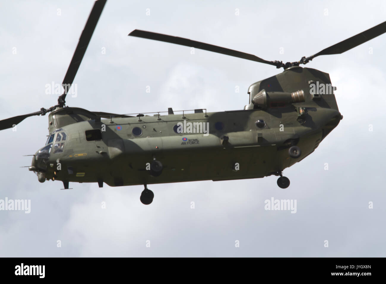 Biggin Hill, Großbritannien. 19 Aug, 2017. Chinook Hubschrauber wird am Flughafen London Biggin Hill Festival der Flug. Die Airshow ist in diesem Jahr über zwei Tage verteilt mit riesige Menschenmengen an beiden Tagen erwartet. Der Höhepunkt des Tages war eine Anzeige von der weltbekannten roten Pfeile. Credit: Keith Larby/Alamy leben Nachrichten Stockfoto