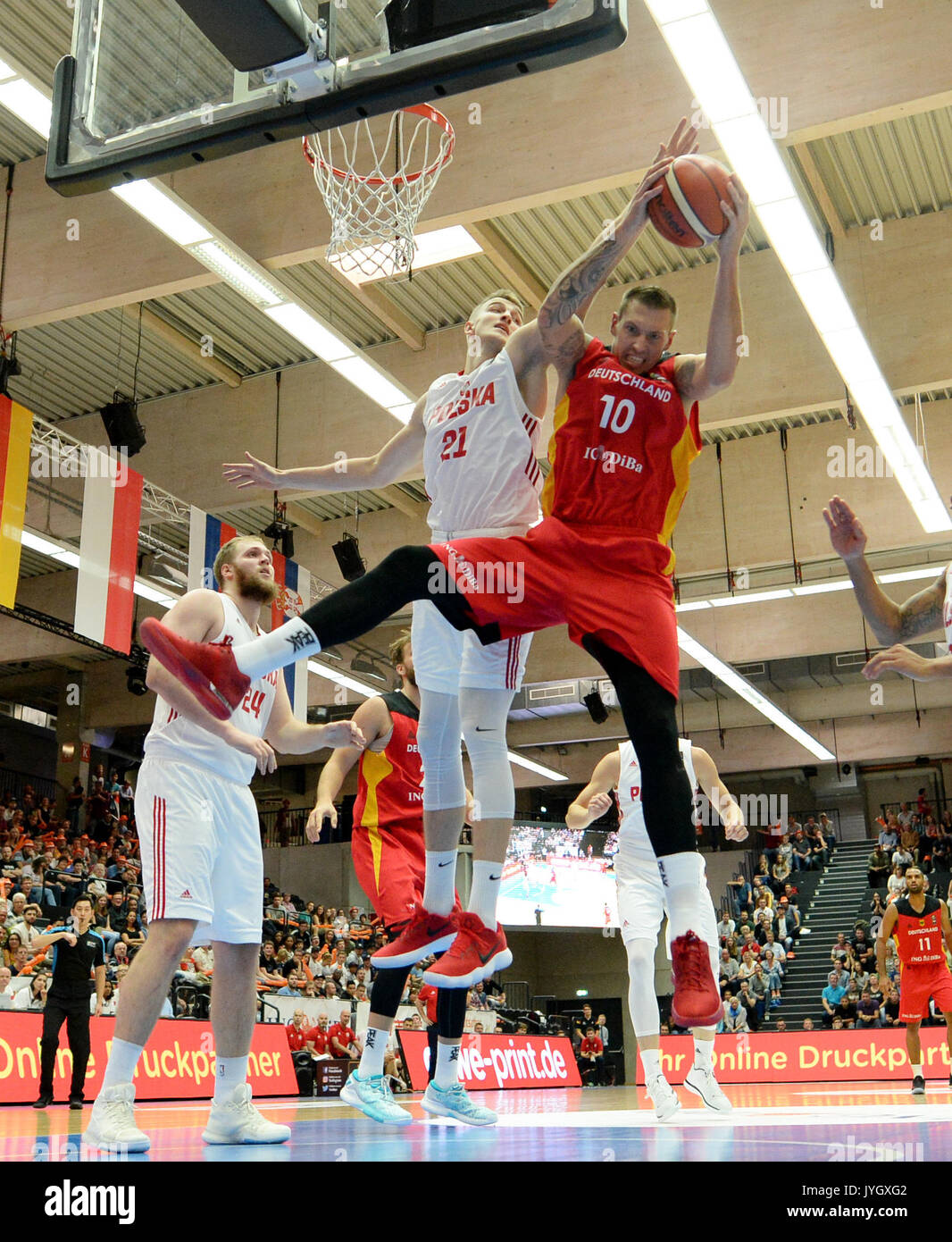 Hamburg, Deutschland. 19 Aug, 2017. Deutschlands Daniel Theis (R) und dem Polen Tomasz Gielo wetteifern um die Kugel während der Basketball Supercup Match zwischen Deutschland und Polen im edel-Optics.de Arena in Hamburg, Deutschland, 19. August 2017. Foto: Daniel Reinhardt/dpa/Alamy leben Nachrichten Stockfoto