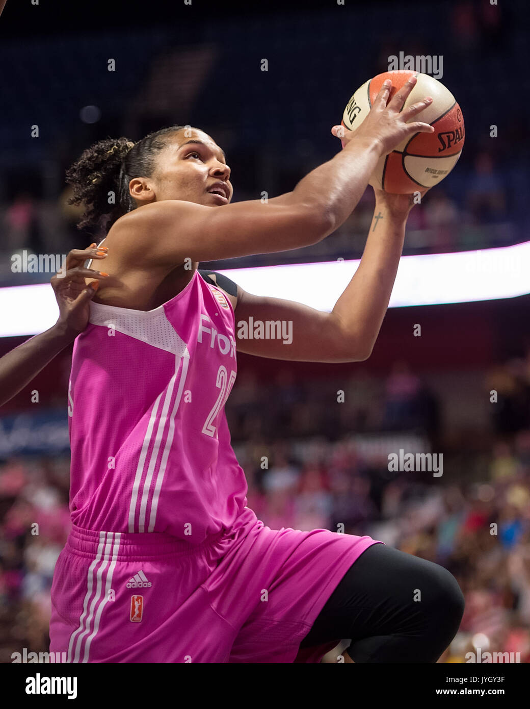 Uncasville, Connecticut, USA. 18. August 2017. Connecticut Sun, Alyssa Thomas (25) schießt während der Wnba Basketball Spiel zwischen den New York Liberty und die Connecticut Sun in der Mohegan Sun Arena. New York besiegte Connecticut 82-70. Chris Poss/Alamy leben Nachrichten Stockfoto