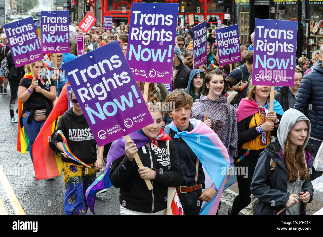 Tausende gehen auf die Straßen bei der Gay Pride Parade durch das Stadtzentrum von Glasgow. Hunderte von Unternehmen und gesellschaftlichen Gruppen zeigen auf der Veranstaltung ihre Unterstützung für LGBT- und Trans-Rechte. Stockfoto