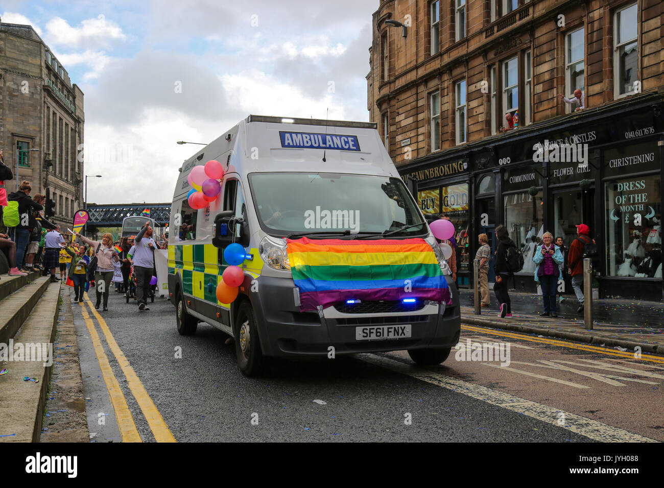Tausende auf die Straße, in der Gay Pride Parade durch das Zentrum von Glasgow. Hunderte von Unternehmen und gesellschaftlichen Gruppen zeigen ihre Unterstützung für LGBT-Rechte bei der Veranstaltung. Stockfoto