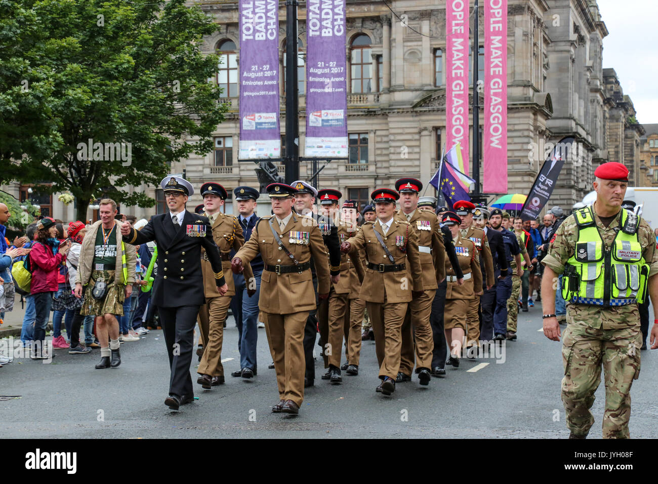 Tausende auf die Straße, in der Gay Pride Parade durch das Zentrum von Glasgow. Hunderte von Unternehmen und gesellschaftlichen Gruppen zeigen ihre Unterstützung für LGBT-Rechte bei der Veranstaltung. Stockfoto