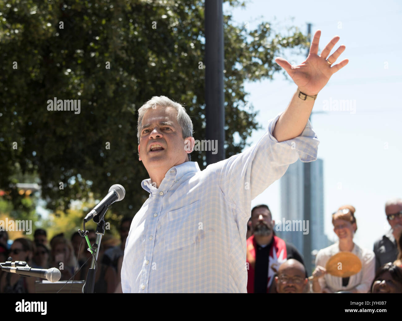 Austin Bürgermeister Steve Adler spricht im Rathaus für eine Kundgebung gegen Rassismus und Hass. Über 1.000 im August Texas heat gesammelt. Stockfoto