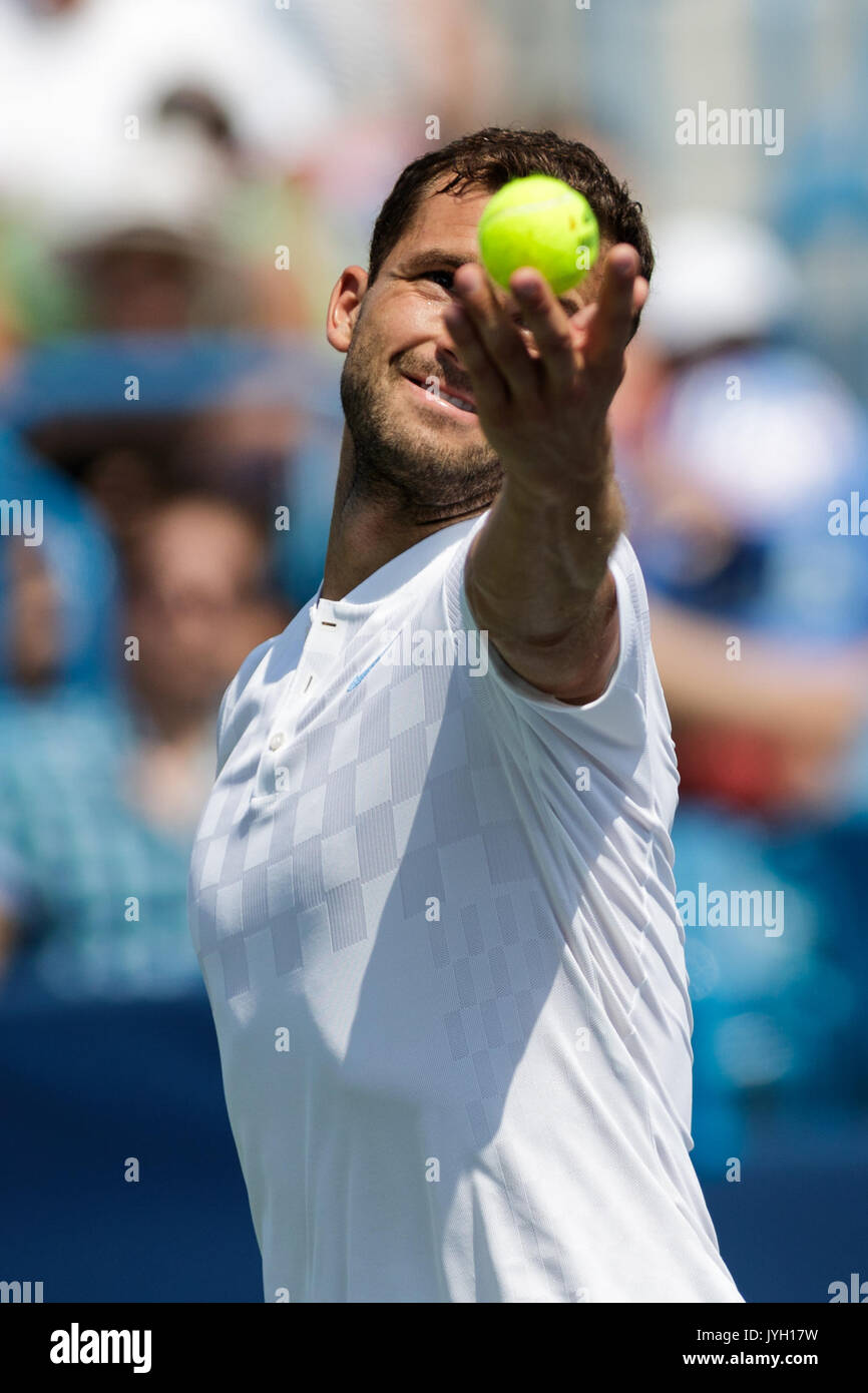 August 19, 2017: Grigor Dimitrov (BUL) dient der Ball im Semifinale am 2017 Western & Southern Open Tennis Turnier am Linder Familie Tennis Center in Mason, Ohio gespielt wird. Adam Lacy/CSM Stockfoto