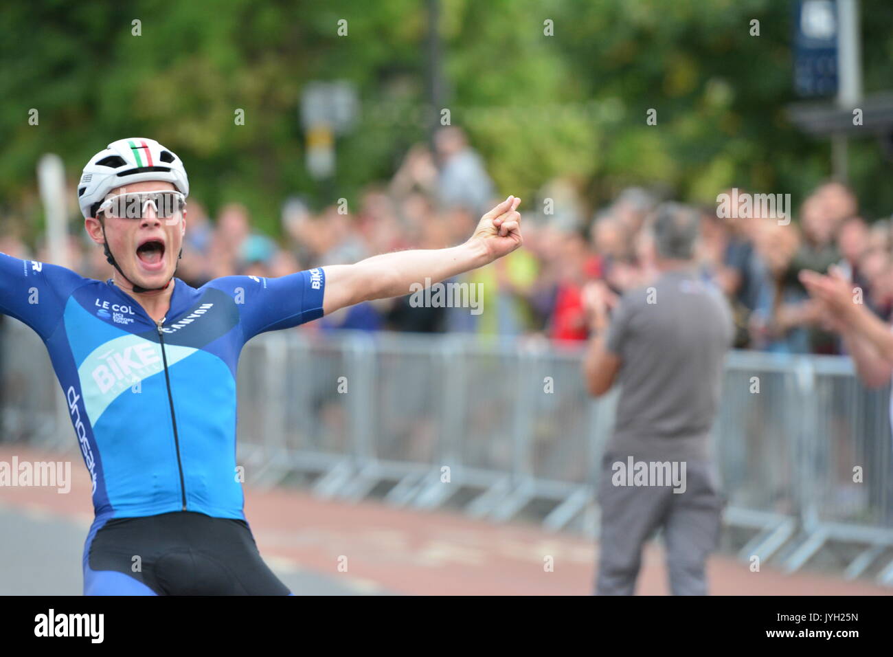 Bristol, UK. 19 Aug, 2017. Achtung: die redaktionelle Verwendung. Bristol GP-Rennen in den Straßen von Bristol. Die Bilder zeigen die letzten Rennen des Tages, Herren Elite endgültig. Die Teams legen alles auf der Linie der Bristol Grand Prix gewinnen zu können. 1 Rory Townsend, 2 Fred Scheska Exeter Uni, 3. Josh Preis. Credit: Robert Timoney/Alamy leben Nachrichten Stockfoto