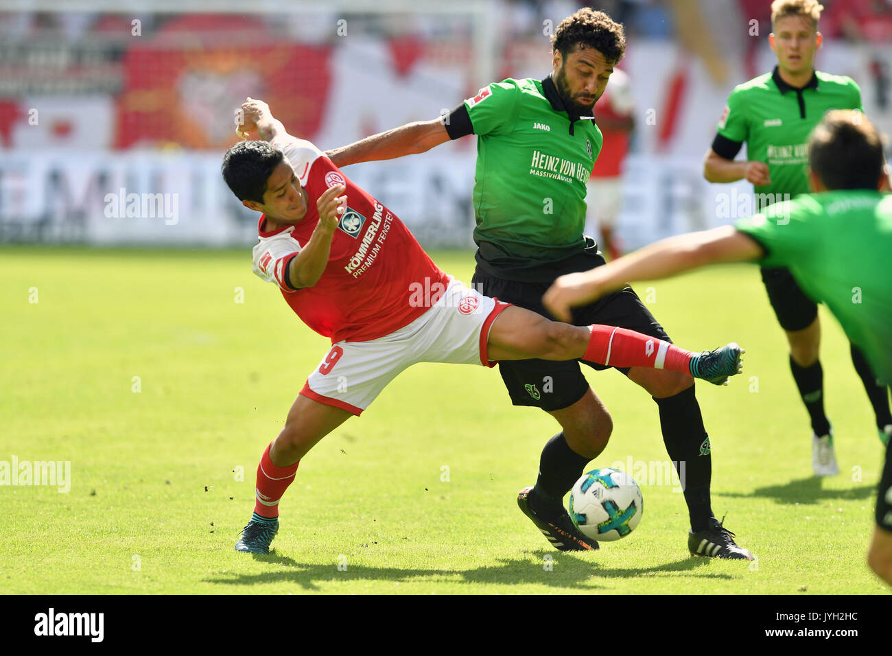 Yoshinori MUTO (1. FSV FSV Mainz 05), Aktion, Zweikampf gegen TREVIZAN MARTINS FELIPE (Hannover 96). Fussball 1. Bundesliga, 1. Spieltag, Spieltag 01, 1. FSV FSV Mainz 05 (MZ) - Hannover 96 (H) 0-1, am 19.08.2017 in Mainz/Deutschland, O P E L A R E N A | Verwendung weltweit Stockfoto