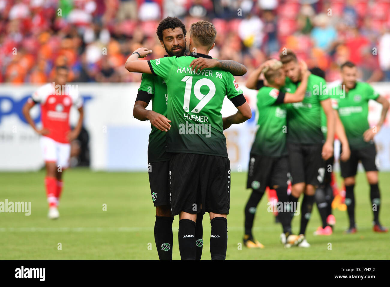 Schlussjubel Florian HÜBNER (Hannover 96) mit TREVIZAN MARTINS FELIPE (Hannover 96), J ubel, Freude, Begeisterung, Aktion. Fussball 1. Bundesliga, 1. Spieltag, Spieltag 01, 1. FSV FSV Mainz 05 (MZ) - Hannover 96 (H) 0-1, am 19.08.2017 in Mainz/Deutschland, O P E L A R E N A | Verwendung weltweit Stockfoto