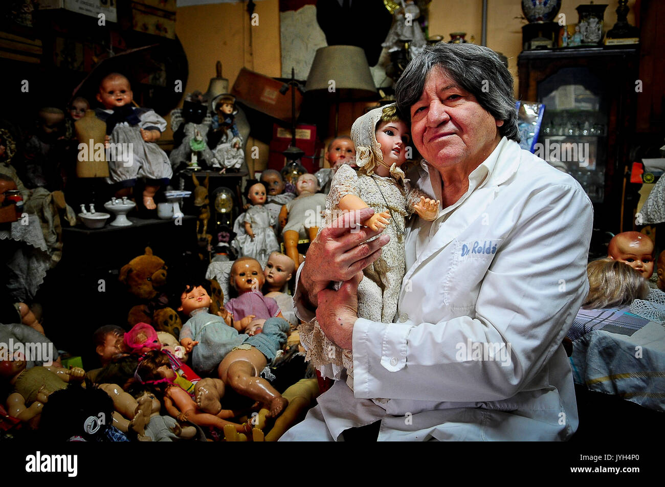 Buenos Aires. 16 Aug, 2017. Bild am 12.08.16, 2017, zeigt Julio Roldan, der sich definiert als 'doll-Arzt', eine Puppe hält an seinem "Puppen Klinik" in der Nähe von Balvanera in Buenos Aires, Argentinien. Im Zeitalter von Einweg alles, Argentinien'doll-Arzt' gibt kaputte Spielzeug eine zweite Chance des Lebens. Credit: Ignacio Corbalan/TELAM/Xinhua/Alamy leben Nachrichten Stockfoto
