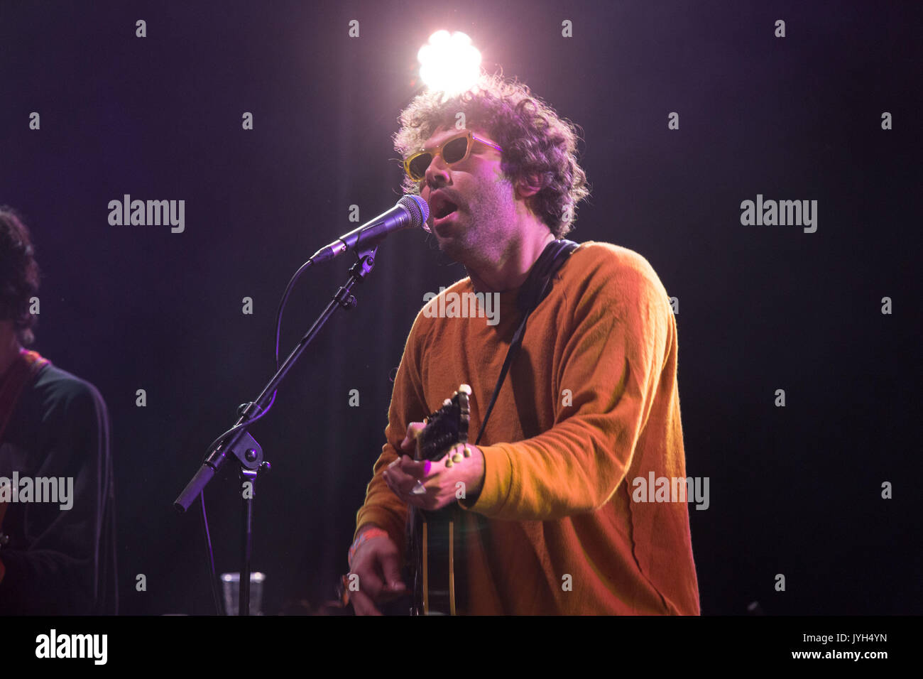 Miles Michaud von der ALLAH-LAS auf der fernen Bühne. Tag 2 des Green man Musikfestivals in Glanusk Park, Brecon, Wales, 19. August 2017. Quelle: Rob Watkins. INFO: Allah-Las ist eine US-amerikanische Rockband, die für ihre nostalgische Mischung aus Garage Rock, Surf und psychedelischen Einflüssen der 60er Jahre bekannt ist. Ihre Musik mit zackigen Gitarren, Vintage-Vibes und lässigen Grooves erinnert an einen zeitlosen, sonnendurchfluteten Sound, der an klassischen kalifornischen Rock erinnert. Stockfoto