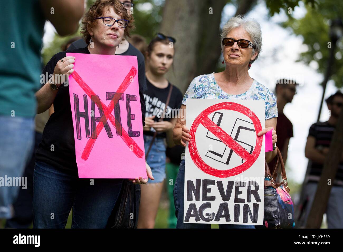 Kingston, Ontario, Kanada. 19 Aug, 2017. Zwei Frauen halten Schilder während einer antirassistischen Kundgebung in Kingston, Ontario, am 12.08.19., 2017. Credit: Lars Fallzahl nach Hagberg/ZUMA Draht/Alamy leben Nachrichten Stockfoto