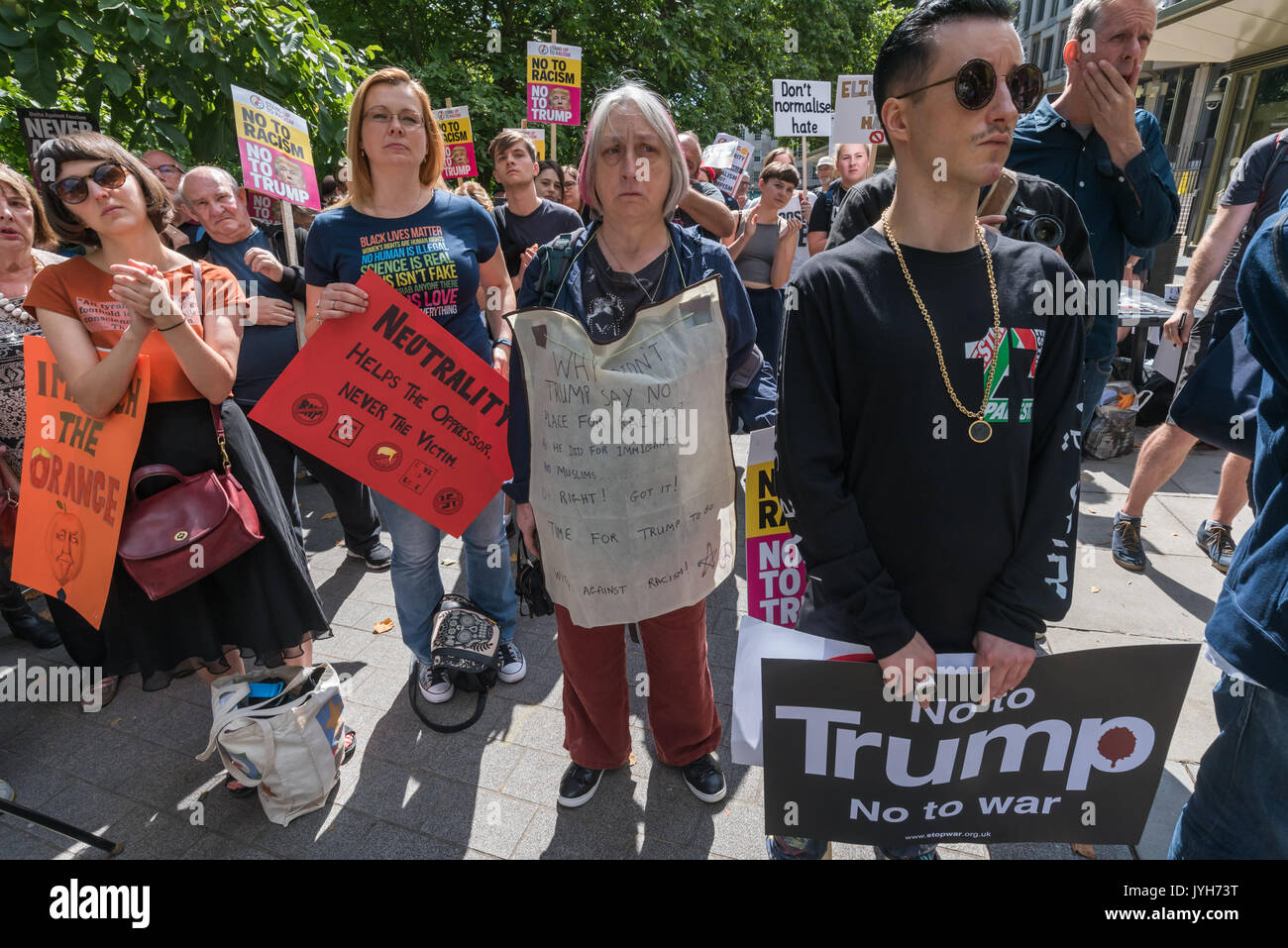 London, Großbritannien. 19 Aug, 2017. Stand bis zu Trumpf, eine Organisation unterstützt von rund 20 Organisationen, darunter die CWU, Mutter, Vereinen, UCU, CND, Stoppt den Krieg, Kampagne gegen den Klimawandel, der Muslimischen Vereinigung von Großbritannien und anderen Protest außerhalb der US-Botschaft. Ist die Unterstützung von Klima - wreckin Stockfoto