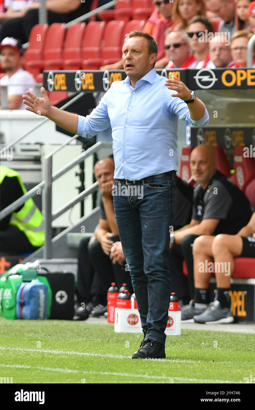 Andre BREITENREITER, Trainer (Hannover 96), Gestik, is also In, Einzelbild, Freisteller, Ganzkoerperaufnahme, ganze Figur. Fussball 1. Bundesliga, 1. Spieltag, Spieltag 01, 1. FSV FSV Mainz 05 (MZ) - Hannover 96 (H) 0-1, am 19.08.2017 in Mainz/Deutschland, O P E L A R E N A | Verwendung weltweit Stockfoto