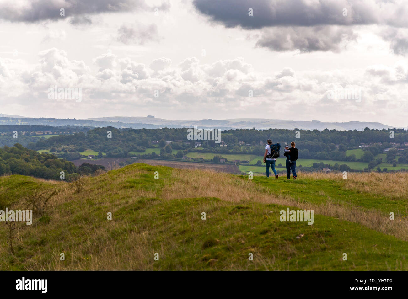 Wenig Solsbury Hill, Badewanne, Somerset, UK Wetter. 20. August 2017. Wanderer auf dem alten Eisenzeit fort, berühmt in der Peter Gabriel Song Hit. Ein warm, aber bewölkt Start in den Tag. Credit: Richard Wayman/Alamy leben Nachrichten Stockfoto Wenig Solsbury Hill, Badewanne, Somerset, UK Wetter. 20. August 2017. Wanderer auf dem alten Eisenzeit fort, berühmt in der Peter Gabriel Song Hit. Ein warm, aber bewölkt Start in den Tag. Credit: Richard Wayman/Alamy leben Nachrichten Stockfoto
