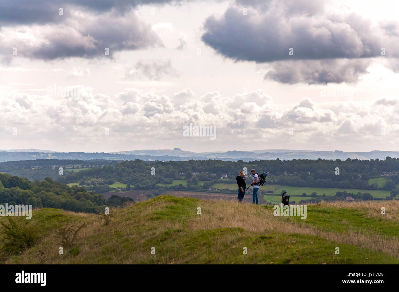 Wenig Solsbury Hill, Badewanne, Somerset, UK Wetter. 20. August 2017. Wanderer auf dem alten Eisenzeit fort, berühmt in der Peter Gabriel Song Hit. Ein warm, aber bewölkt Start in den Tag. Credit: Richard Wayman/Alamy leben Nachrichten Stockfoto Wenig Solsbury Hill, Badewanne, Somerset, UK Wetter. 20. August 2017. Wanderer auf dem alten Eisenzeit fort, berühmt in der Peter Gabriel Song Hit. Ein warm, aber bewölkt Start in den Tag. Credit: Richard Wayman/Alamy leben Nachrichten Stockfoto