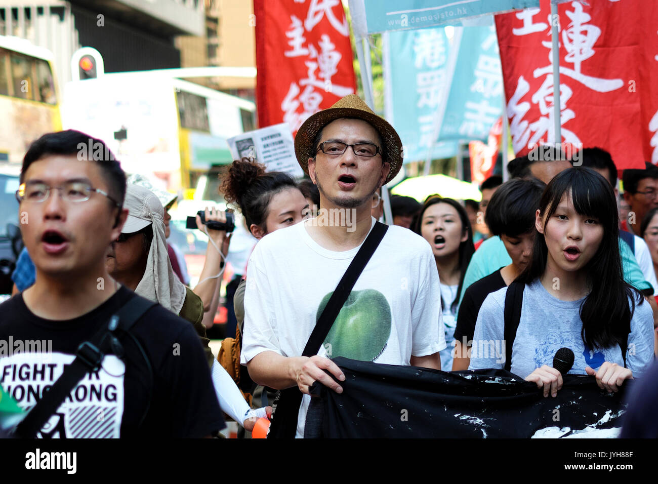 Hong Kong. 20 Aug, 2017. Pop Sänger Anthony Wong verbindet Demonstranten März rund um Hong Kong Island Zentrale zur Unterstützung der Demokratie Jashua Wong, Alex Chow, und Nathan, Gesetz, der anti-chinesischen Proteste inhaftiert waren. Und 30 weitere Aktivisten wurden zu Haftstrafen verurteilt. Credit: Mohamed Elsayyed/Alamy leben Nachrichten Stockfoto