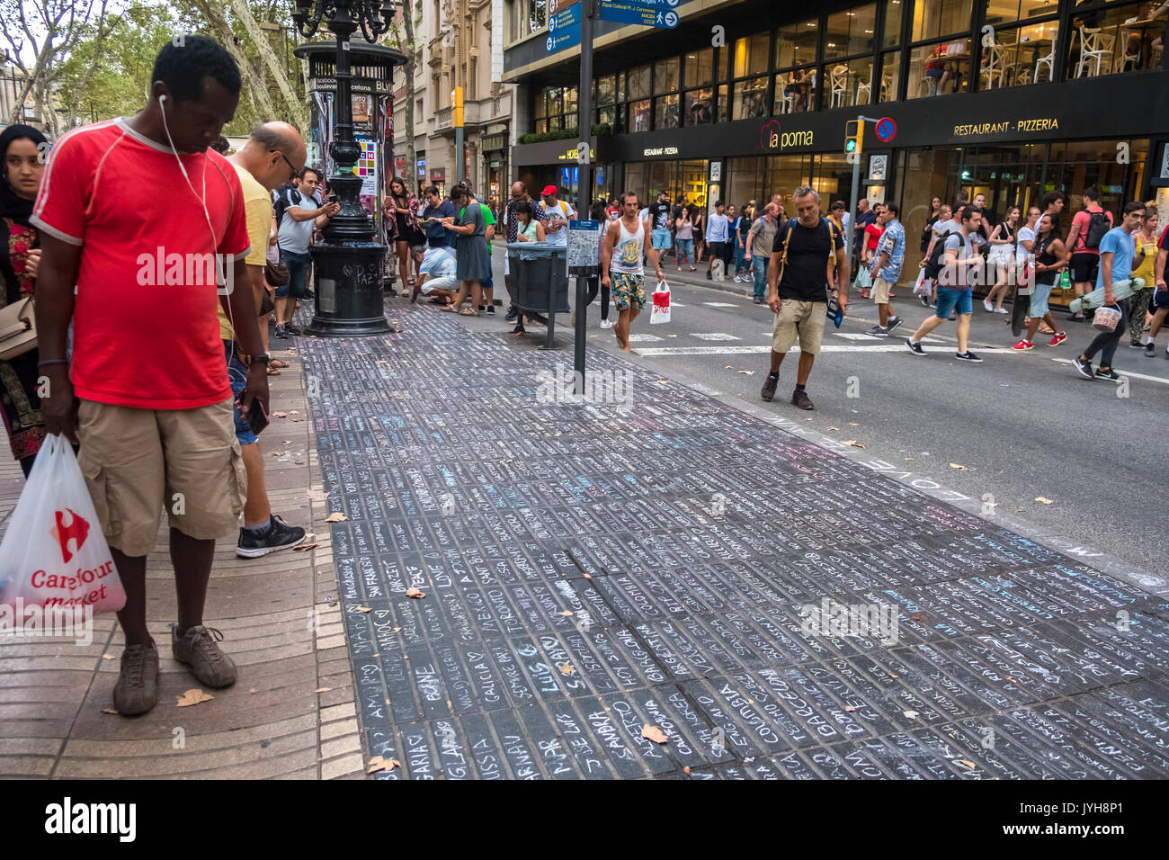 Barcelona, Spanien. 19 Aug, 2017. Am 19. August 2017 die Stadt Barcelona erlitt die ISIS Terroranschlag mit Insgesamt 13 Tote und Hunderte verletzt. Die Stadt war ein Beispiel für die Großherzigkeit, mit der die Opfer und der Brüderlichkeit mit der muslimischen Bevölkerung. Barcelona Jubel in die ganze Welt: Wir sind keine Angst! Credit: Miguel Galmés/Alamy leben Nachrichten Stockfoto