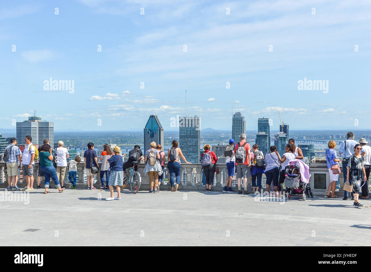 Montreal, Kanada - 16. August 2017: Viele Touristen stehen auf Kondiaronk Belvedere Montreal Skyline zu genießen. Skyline von Montreal im Sommer, Kanada Stockfoto