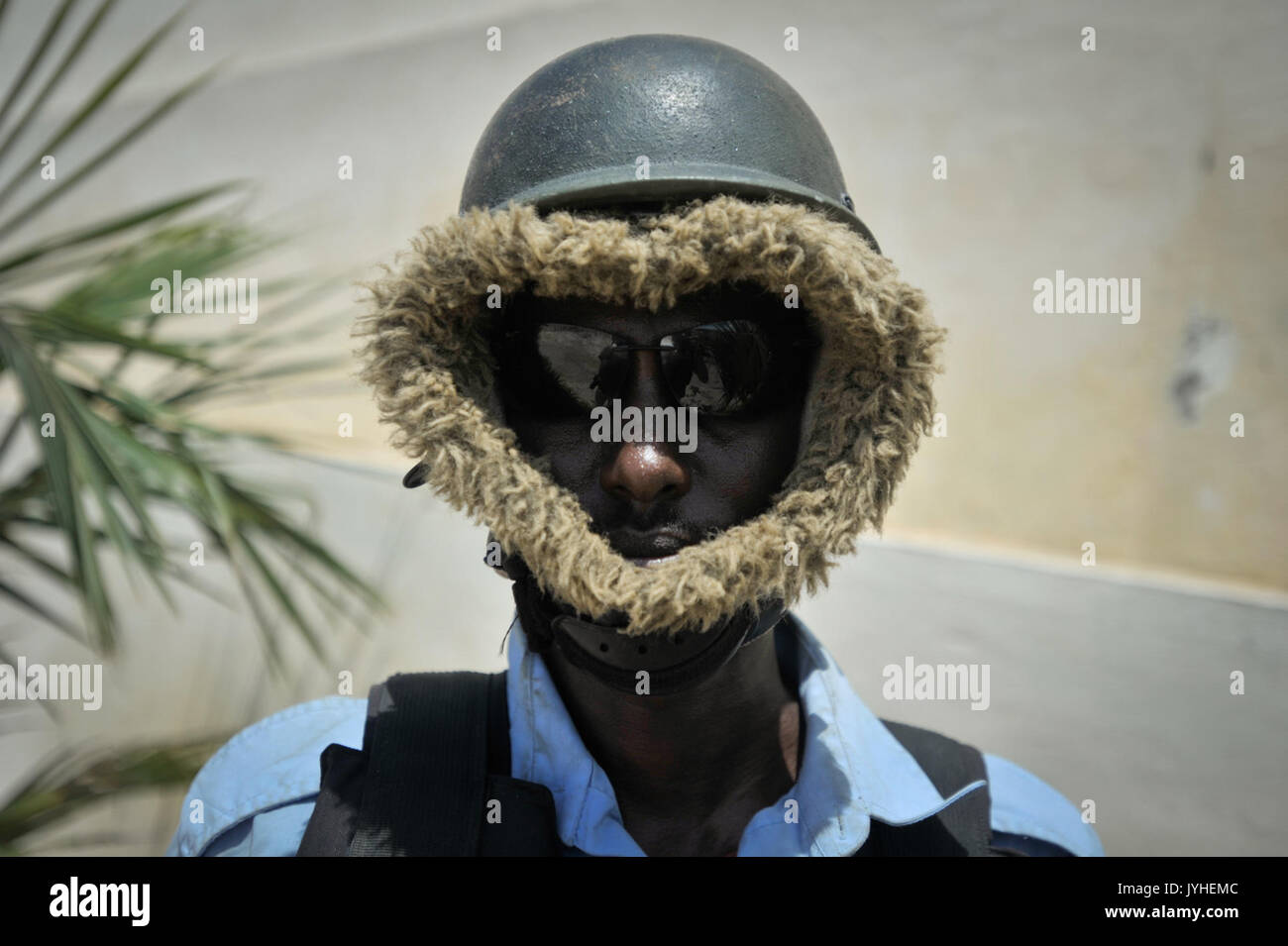 Mitglied in einem EOD-Team trägt schützende Kopfbedeckung während einer Demonstration, die von der United Nations Mine Action Service (UNMAS) in Mogadischu, Somalia, am 4. April. Die Beseitigung von Explosivstoffen (EOD) (8620506999) Stockfoto