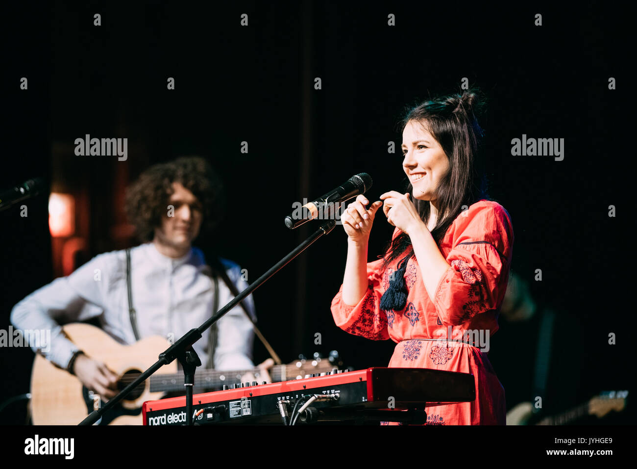 Gomel, Weißrussland - 17. März 2017: Konzert der belarussischen Indie-pop-Duo NAVI (auch genannt Naviband). NAVI wird jetzt Weißrussland in der Eurovisio darstellen. Stockfoto