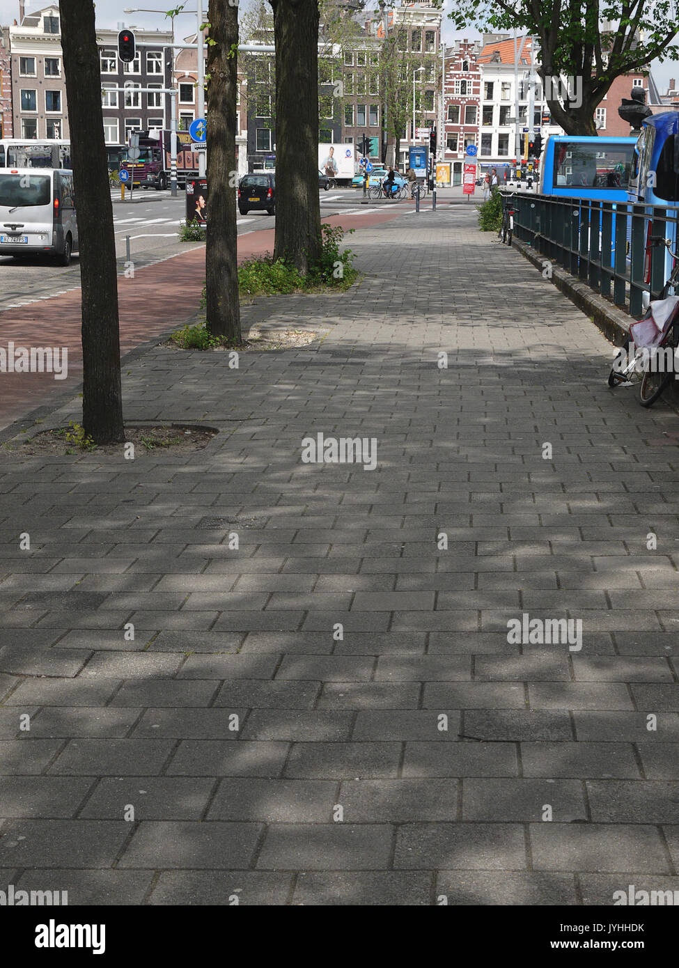 Ein Bild der Schatten der Bäume auf dem Pflaster der Prins Hendrikkade, hochauflösende Bild von FotoDutch im Juni 2013 Stockfoto