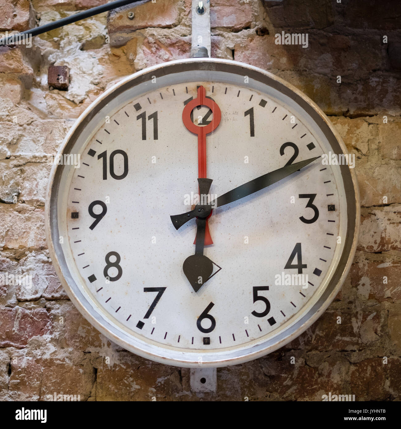 Alte Uhr an der Wand - runde vintage Wanduhr - Stockfoto