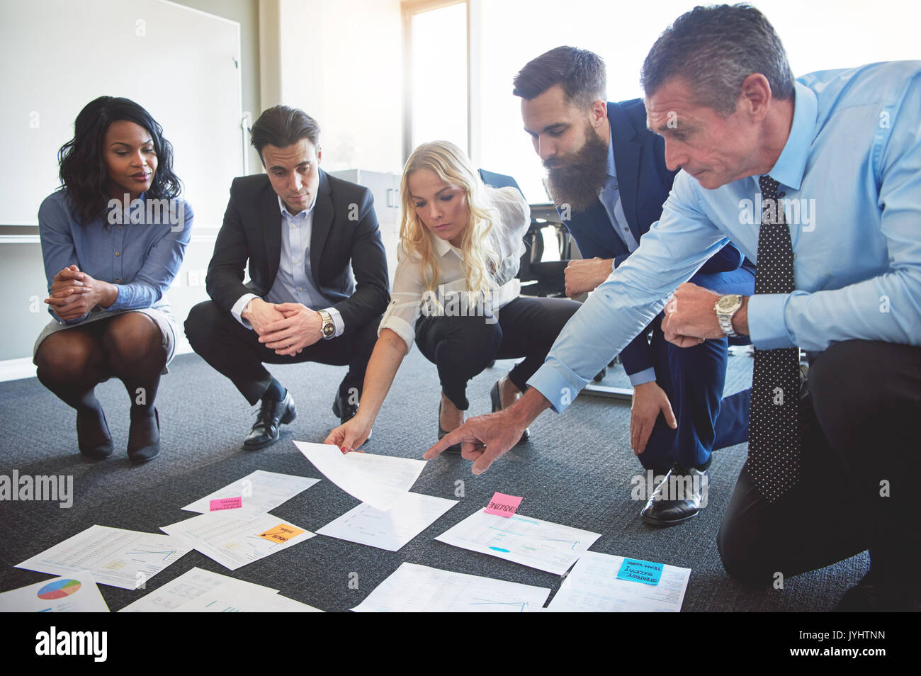 Business Team Papiere auf dem Boden mit einem Manager, der auf eine Idee suchen Stockfoto