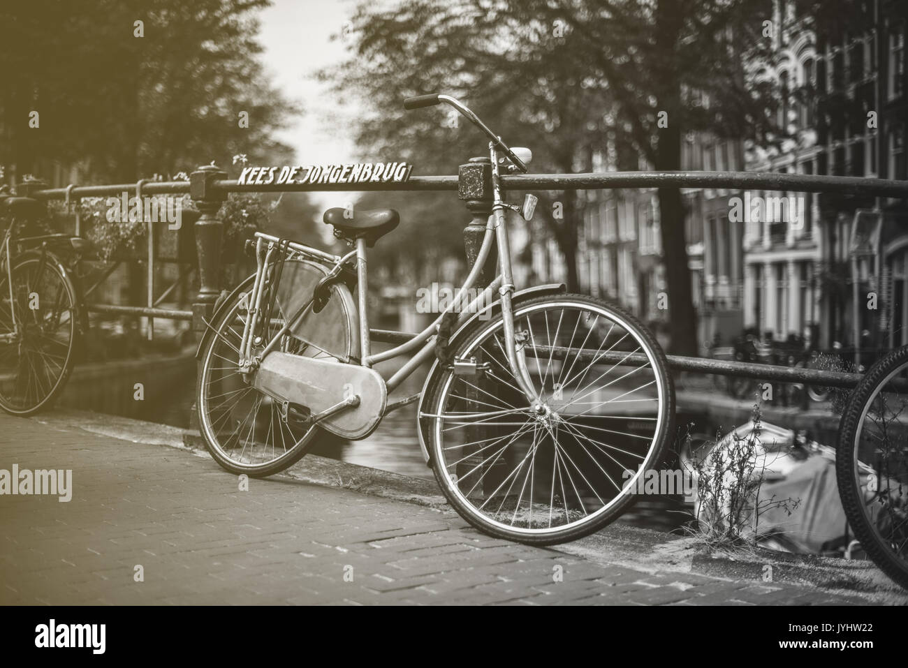 Fahrrad auf Brücke in Amsterdam, Niederlande, sepia, schwarz-weiß gehaltenen und mit selektiven Vordergrund konzentrieren Stockfoto