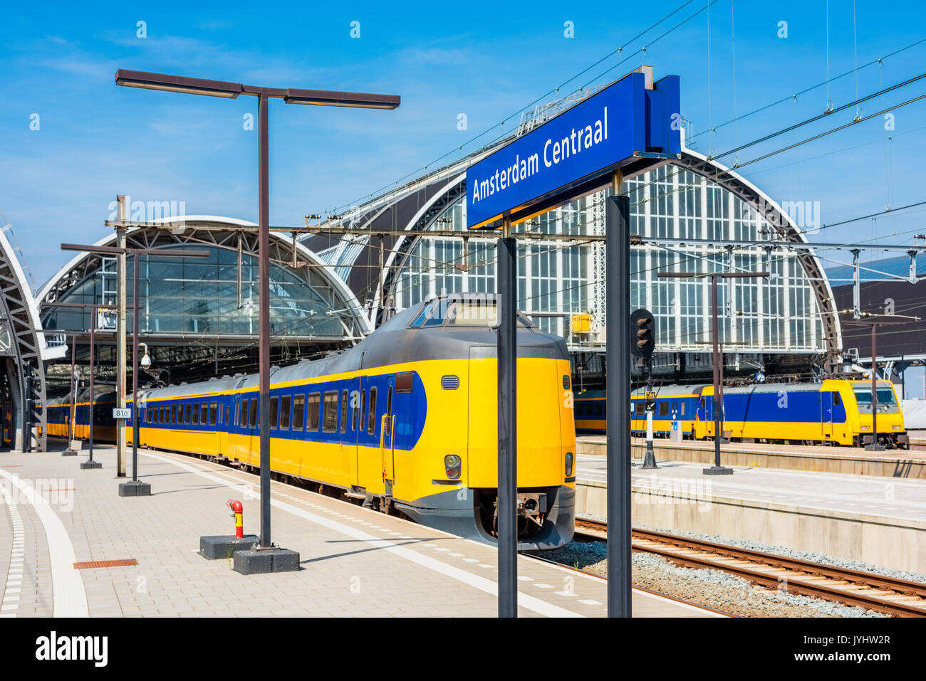 Züge auf den Amsterdamer Hauptbahnhof stationiert, Die Niederlande Stockfoto