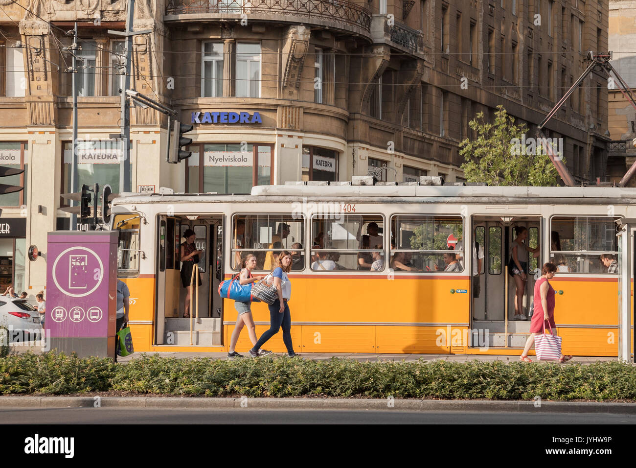 BUDAPEST, Ungarn - 11 August, 2017: junge und alte Menschen an Bord eine Straßenbahn in der Innenstadt von Budapest, die Ungarische Hauptstadt. Bild vom Alten und Stockfoto