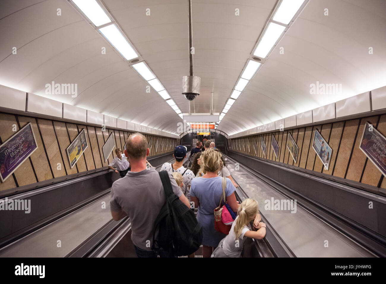 BUDAPEST, Ungarn - 12 August, 2017: die Menschen gehen, eine U-Bahnstation von Budapest auf einer Rolltreppe Bild einer Familie eine Rolltreppe nach unten in eine Stockfoto