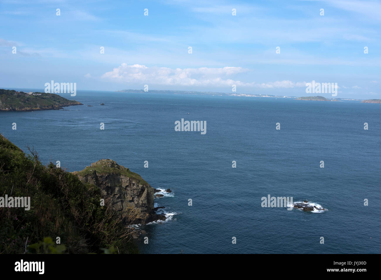 Die felsige Küste von Gouliot Landspitze an der Westküste der Insel in Richtung Insel Herm Sark und Guernsey, Vogtei Guernsey im Kanal Stockfoto