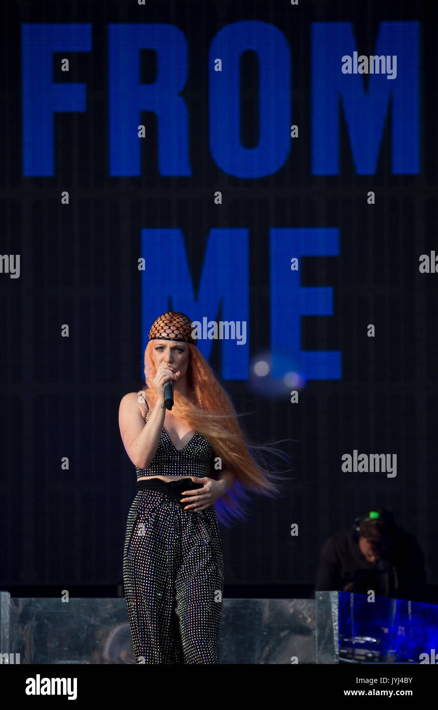 Jess Glynne Supervene spielt auf der Bühne während der V Festival im Hylands Park in Chelmsford, Essex. Stockfoto