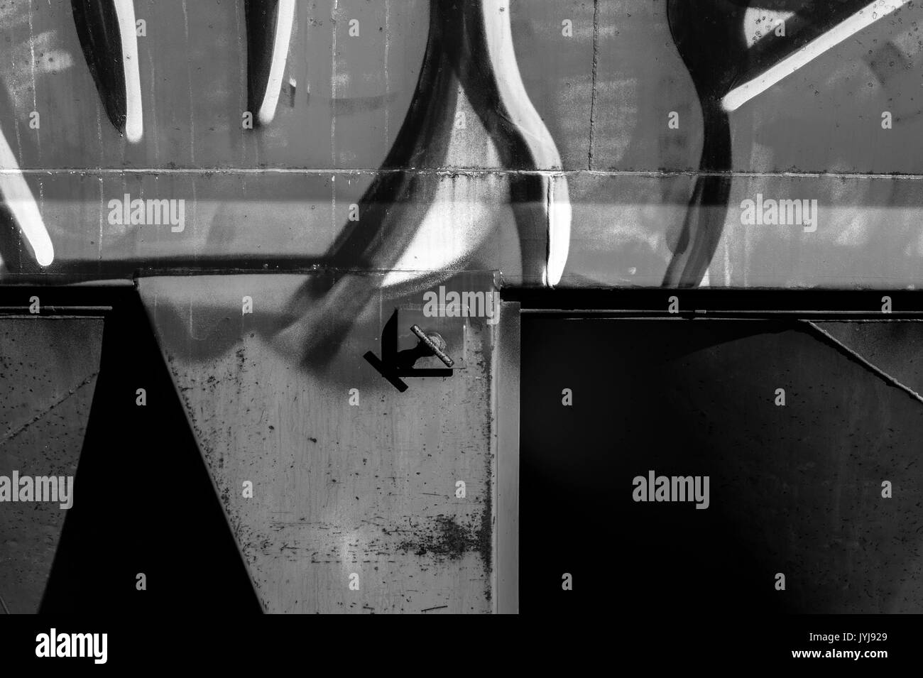 Graffitti an der Seite des tranker Close-ups von Mustern, Formen in b/w, Stockfoto
