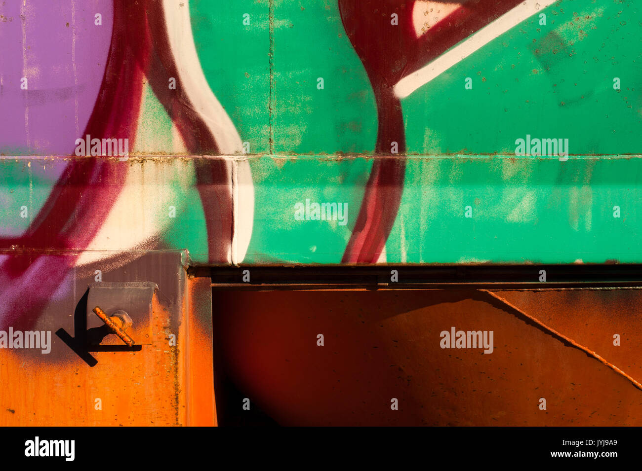 Graffitti an der Seite des Tankers Close-ups der Muster und Farbe Stockfoto