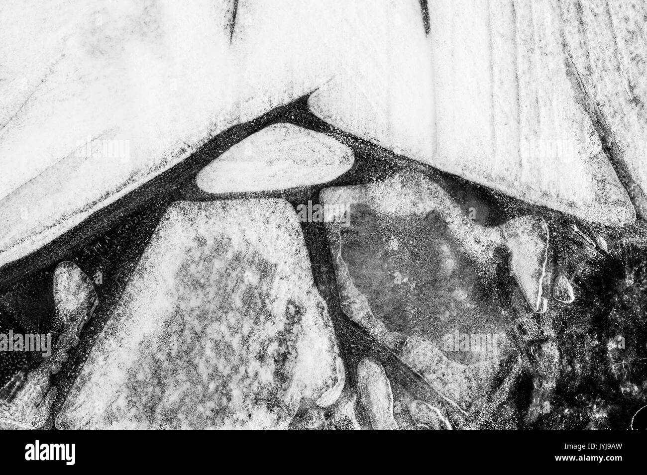 Gefrorene Pfützen, Eismuster und abstrakte Bilder sowie die Designs der Natur Stockfoto