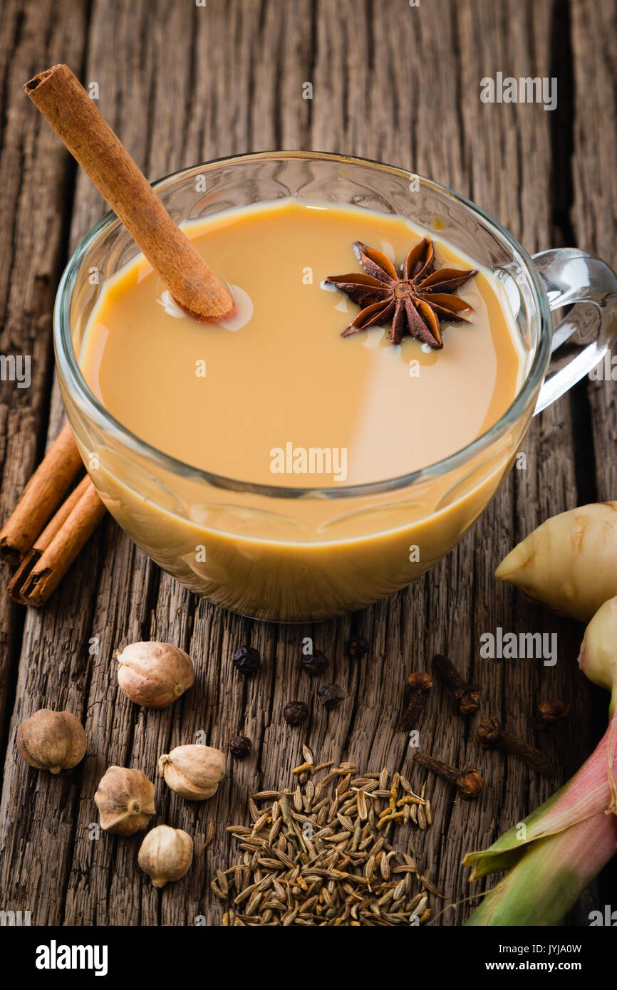 Masala Chai mit Gewürzen. Thai Kardamom, Ingwer, Nelken, Sternanis, Zimtstange, schwarze Pfefferkörner, Fenchelsamen, schwarzer Tee Stockfoto